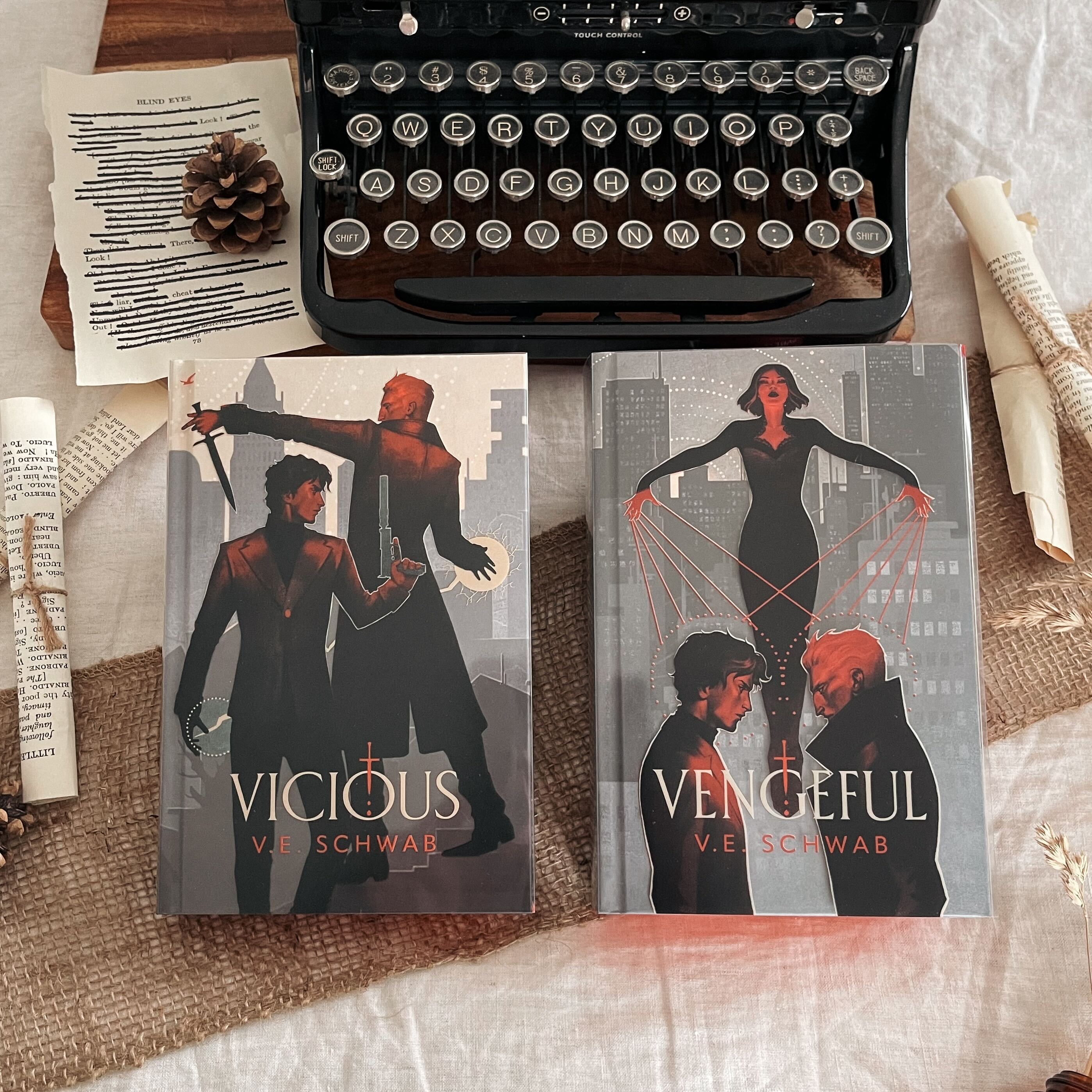 洋書 Vicious&Vengeful Illumicrate Edition Vicious & Vengeful set by V.E. Schwab (Illumicrate Exclusive)